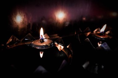 Karanlıkta mum ışığı 