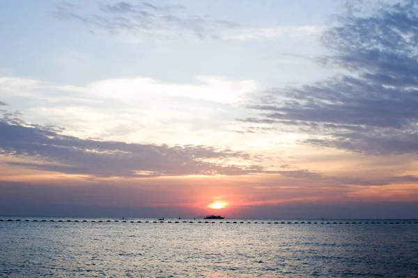 Güzel gökyüzü günbatımı