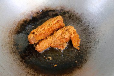 siyah tavada kızarmış tavuk