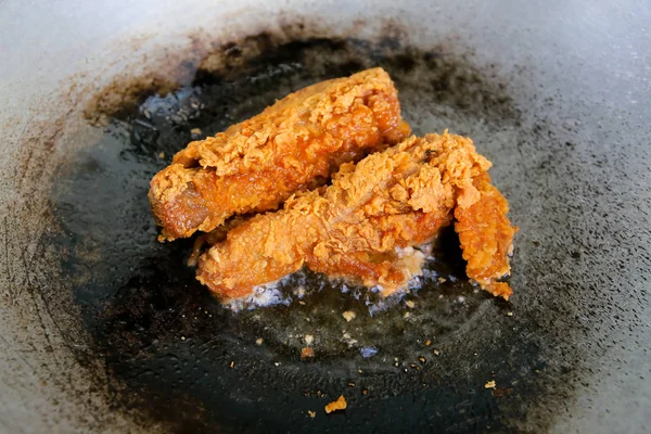 siyah tavada kızarmış tavuk