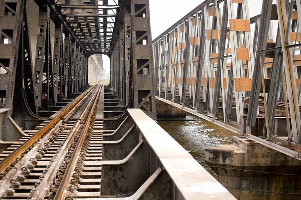 Tren geçerken bir satýr kırsal Tayland.