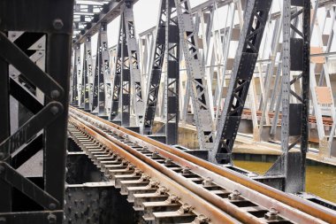 Tren geçerken bir satýr kırsal Tayland.