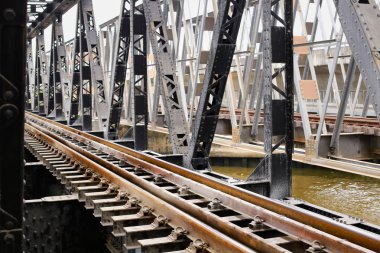 Tren geçerken bir satýr kırsal Tayland.