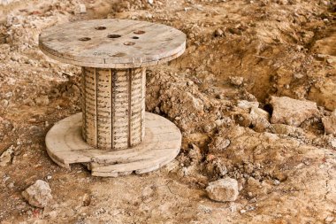 Kurak mevsimde kil zemini çatladı. 