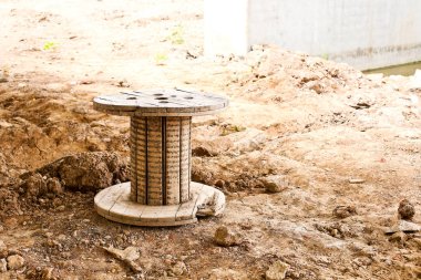 Kurak mevsimde kil zemini çatladı. 