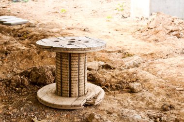 Kurak mevsimde kil zemini çatladı. 