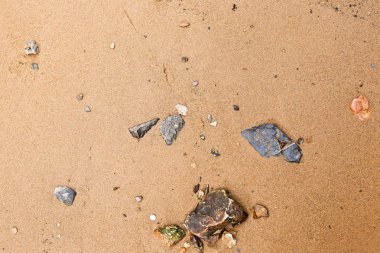 Kumlu sahilde denizin yumuşak dalgası