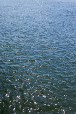 Güneş ışığında su yüzeyi