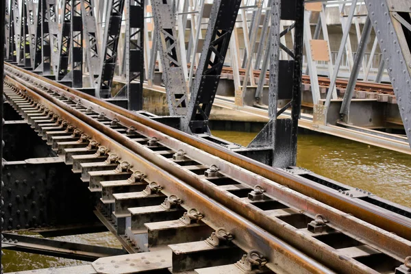 Tren geçerken bir satýr kırsal Tayland.