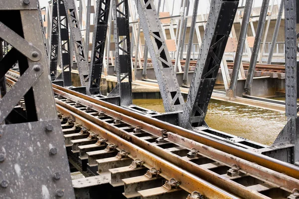 Tren geçerken bir satýr kırsal Tayland.