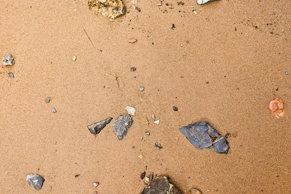 Kumlu sahilde denizin yumuşak dalgası