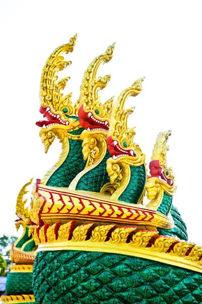 Naga Statue Vor Goldener Thailändischer Burg — Stockfoto