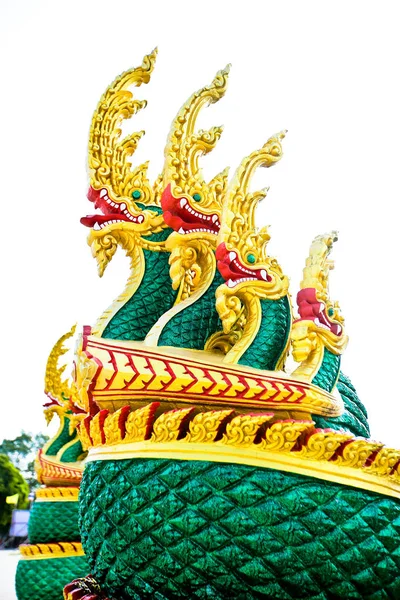 Naga Statue Vor Goldener Thailändischer Burg — Stockfoto