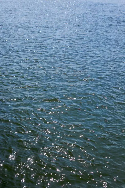 Güneş ışığında su yüzeyi