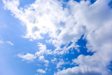 Mavi gökyüzüne karşı fantastik yumuşak beyaz bulutlar