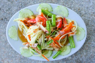 Tayland papayası baharatlı salata ya da Som Tum olarak bilinir. 