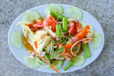 Tayland papayası baharatlı salata ya da Som Tum olarak bilinir. 