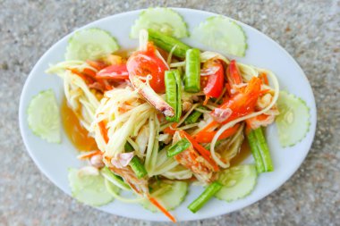 Tayland papayası baharatlı salata ya da Som Tum olarak bilinir. 
