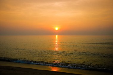 Sahilde muhteşem yaz gün batımı görünümü