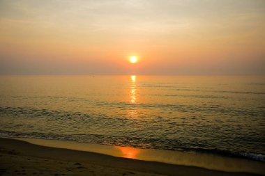 Sahilde muhteşem yaz gün batımı görünümü