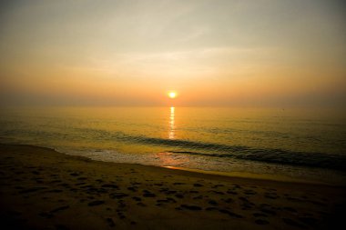 Sahilde muhteşem yaz gün batımı görünümü