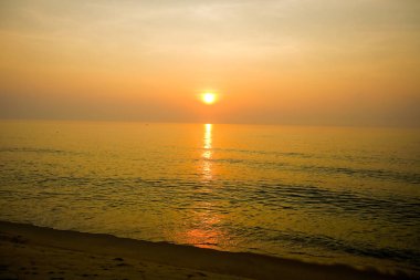 Sahilde muhteşem yaz gün batımı görünümü