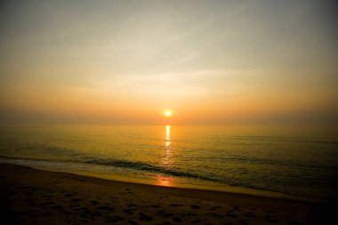 Sahilde muhteşem yaz gün batımı görünümü
