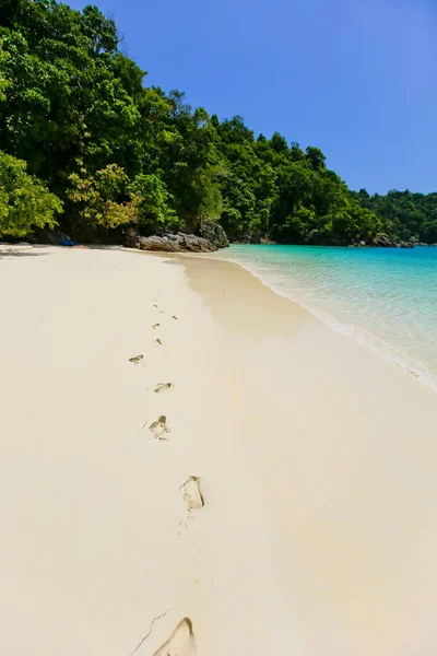 Lord Loughbolough Adası'nda beyaz kumlu plaj veya deniz Dragon Adası, Myanmar