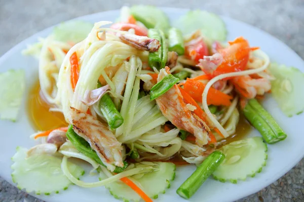 Tayland papayası baharatlı salata ya da Som Tum olarak bilinir. 