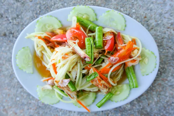 Tayland papayası baharatlı salata ya da Som Tum olarak bilinir. 