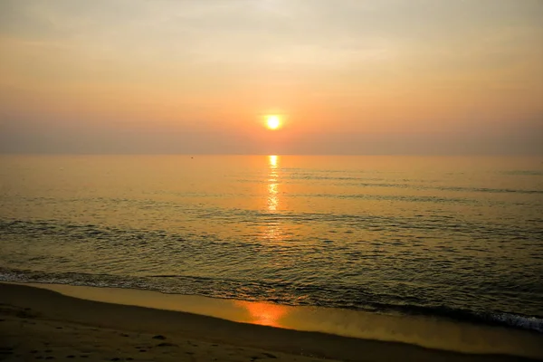 Sahilde muhteşem yaz gün batımı görünümü