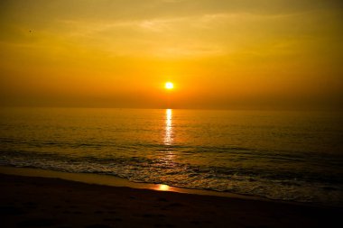 Sahilde muhteşem yaz gün batımı görünümü