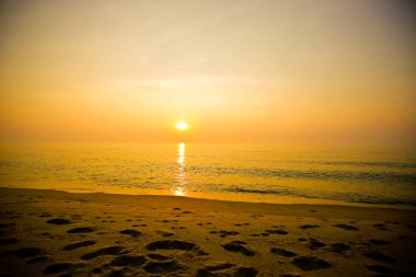 Sahilde muhteşem yaz gün batımı görünümü