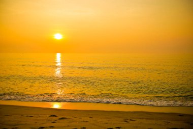 Sahilde muhteşem yaz gün batımı görünümü