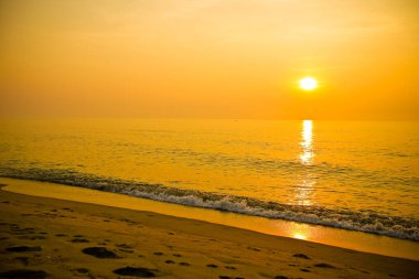 Sahilde muhteşem yaz gün batımı görünümü