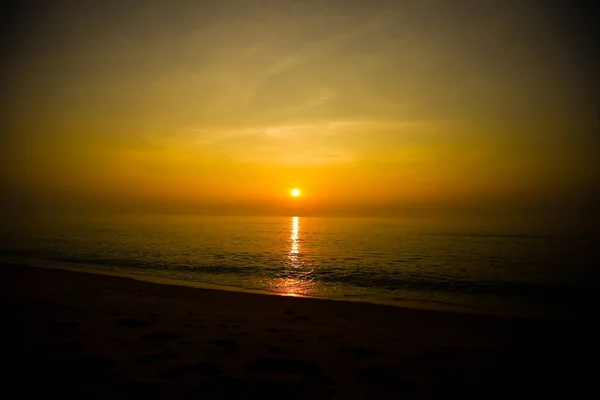 Incredibile Vista Sul Tramonto Estivo Sulla Spiaggia — Foto Stock