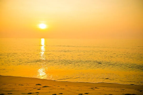 Sahilde muhteşem yaz gün batımı görünümü