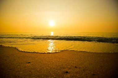 Sahilde gün batımı Güzel gökyüzü