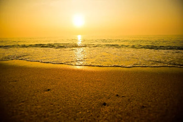 Tramonto Sulla Spiaggia Con Bel Cielo — Foto Stock