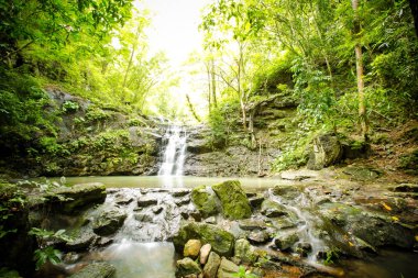 Ton Sai şelale Sai olduğunu. Tüm yıl boyunca Namtok Sam Lan Milli Parkı'nda su var şelaleler