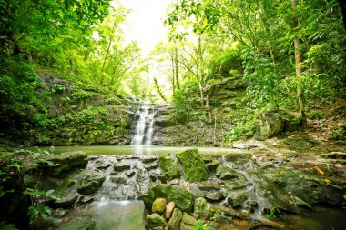 Ton Sai şelale Sai olduğunu. Tüm yıl boyunca Namtok Sam Lan Milli Parkı'nda su var şelaleler