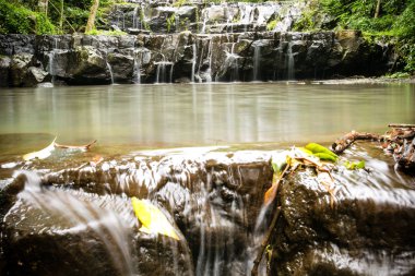 Ton Sai şelale Sai olduğunu. Tüm yıl boyunca Namtok Sam Lan Milli Parkı'nda su var şelaleler