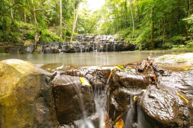 Ton Sai şelale Sai olduğunu. Tüm yıl boyunca Namtok Sam Lan Milli Parkı'nda su var şelaleler