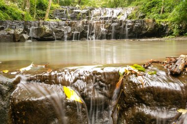 Ton Sai şelale Sai olduğunu. Tüm yıl boyunca Namtok Sam Lan Milli Parkı'nda su var şelaleler