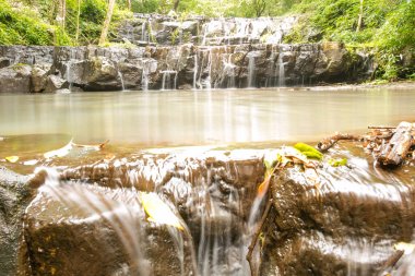 Ton Sai şelale Sai olduğunu. Tüm yıl boyunca Namtok Sam Lan Milli Parkı'nda su var şelaleler
