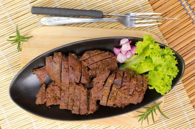 Kızarmış domuz karamelize soğan ile karaciğer 