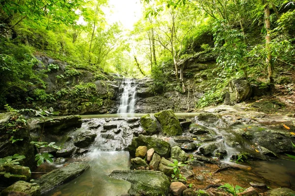 Ton Sai şelale Sai olduğunu. Tüm yıl boyunca Namtok Sam Lan Milli Parkı'nda su var şelaleler