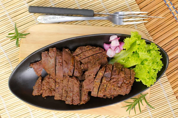 Kızarmış domuz karamelize soğan ile karaciğer 