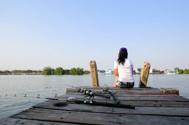 Balık kıyıya taş kadın