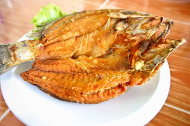 Kızarmış balık, ünlü Tayland deniz ürünleri menüsü.